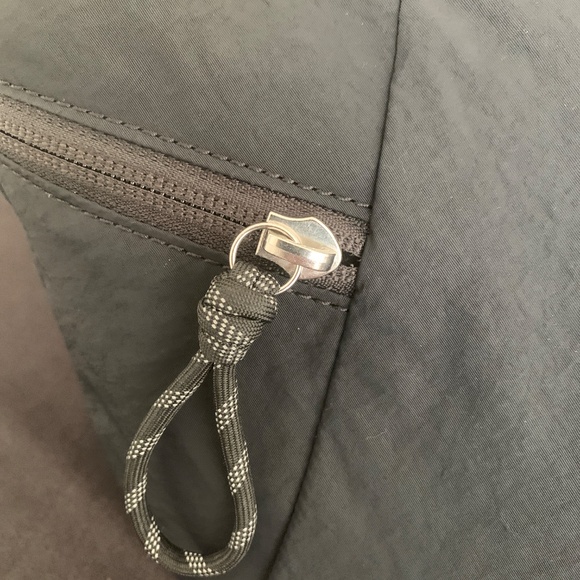 Lululemon Slouchy Sling Bag 6L - Picture 4 of 10